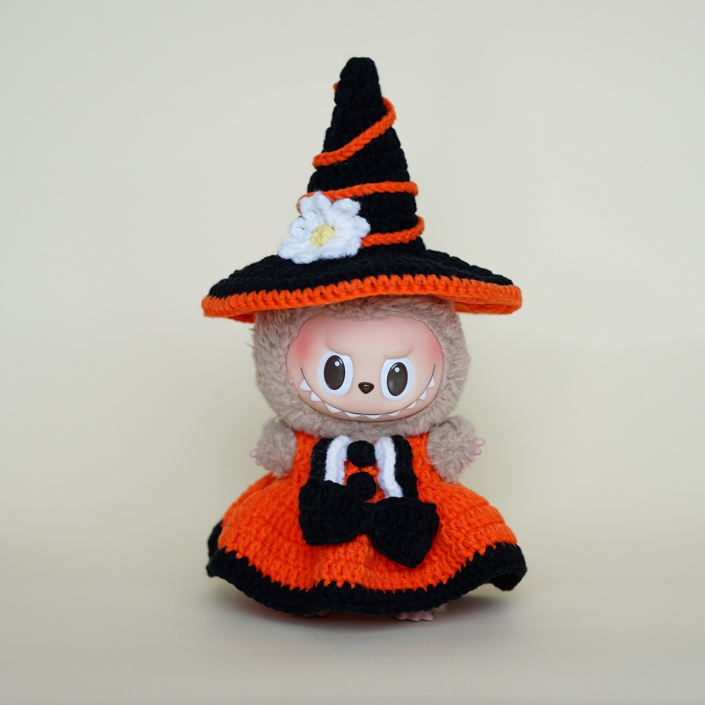 Halloween Pumpkin Witch Outfit for Labubu & 17cm Dolls – Cute Handmade Knit Costume with Hat & Bag