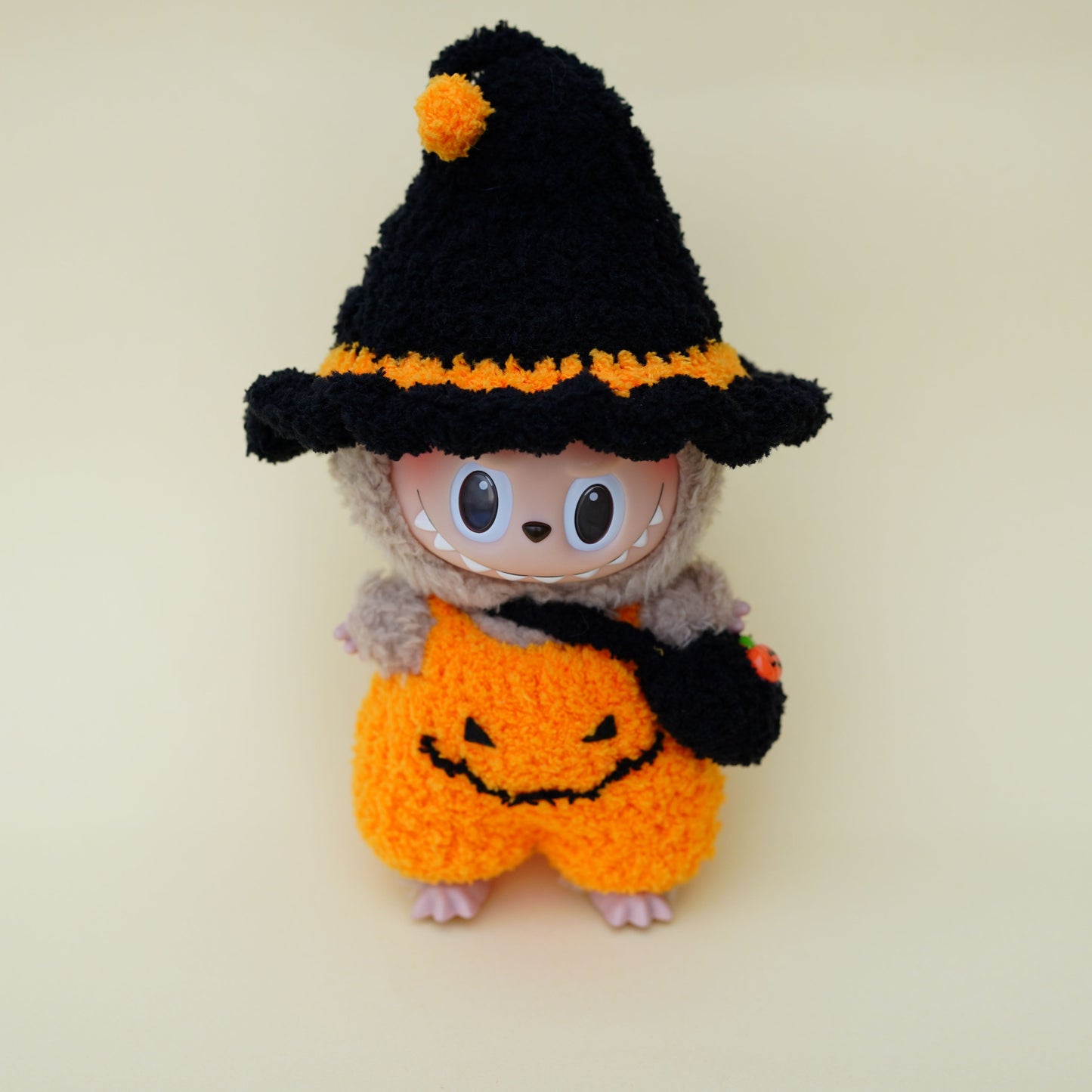 Halloween Pumpkin Witch Outfit for Labubu & 17cm Dolls – Cute Handmade Knit Costume with Hat & Bag